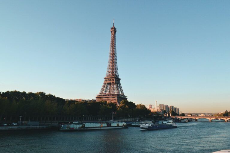 Mexicana sufre violación tumultuaria cerca de la Torre Eiffel; policía detiene a dos sospechosos