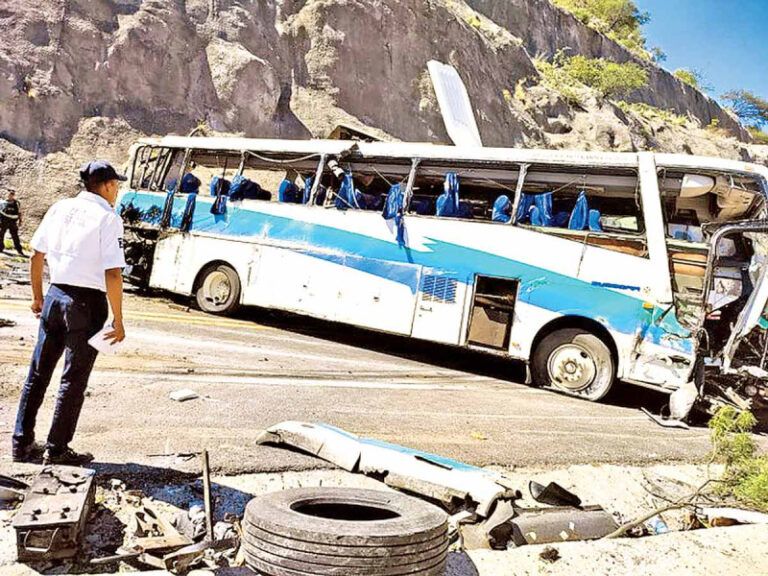 Hay 17 muertos y 35 heridos tras accidente de autobús en Oaxaca