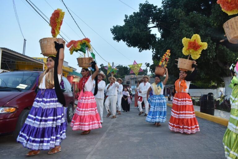 Tradicional Guelaguetza oaxaqueña cautiva a familias de Leona Vicario