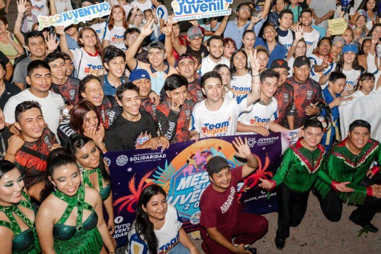 Inauguran el Mes de la Juventud con nutrido desfile