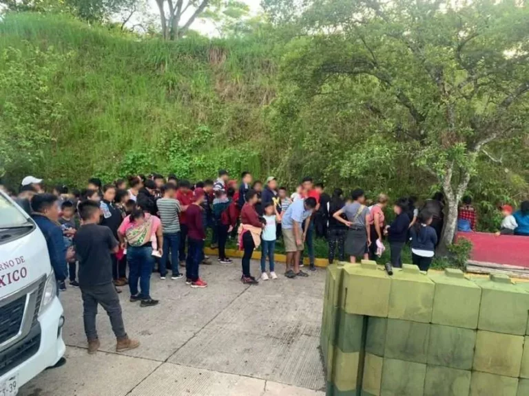 Rescata INM a 126 migrantes de Centroamérica que viajaban en un autobús de turismo en Las Choapas, Veracruz