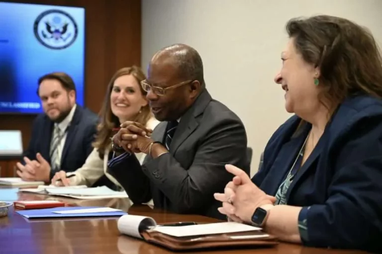 Todo muestra que el fentanilo sí se fabrica en México, dice Todd Robinson, jefe antidrogas de EU