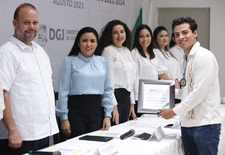 Entrega Blanca Merari en Sesión Solemne de Cabildo la Medalla al Mérito Juvenil 2023 de Puerto Morelos