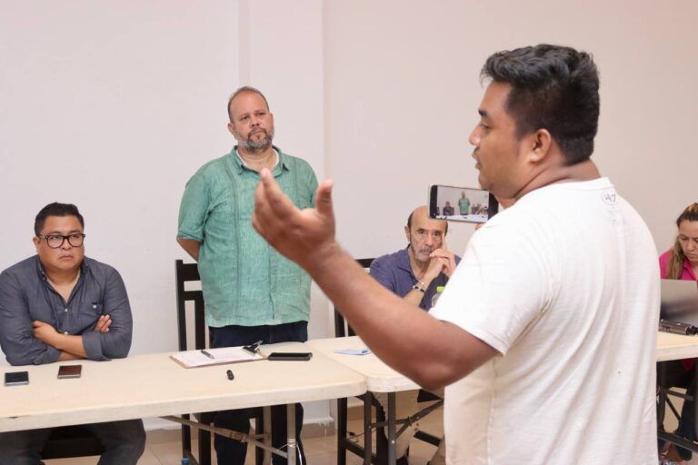 Puerto Morelos y el Gobierno del Estado atienden a representantes de personas que solicitan lotes para vivienda