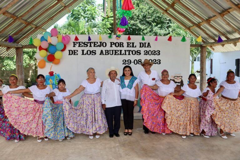 Ofrece la alcaldesa Blanca Merari, por medio del DIF, emotivo festejo en Leona Vicario por el Día del Abuelo