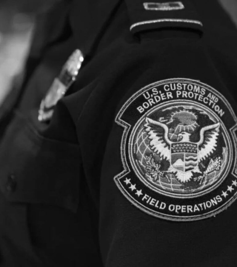 Migrantes son segregados en EU; controlan con toque de queda en 13 ciudades más