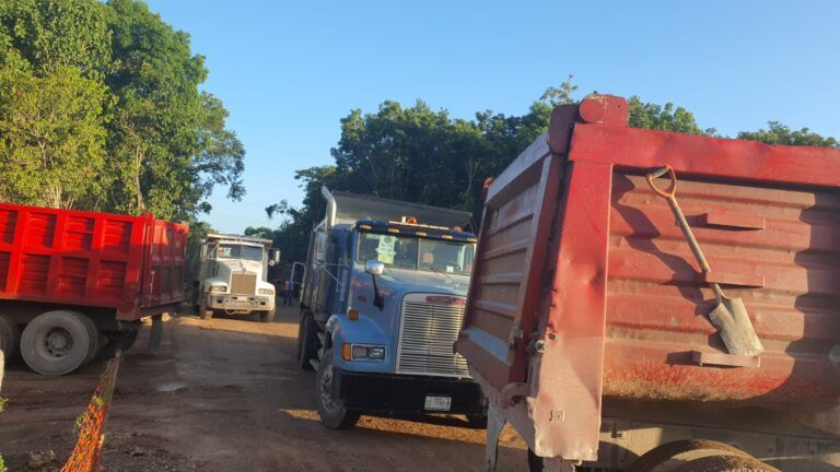 Volqueteros que trabajan en obras del Tren Maya amenazan con bloquear carretera federal si no les cumplen con sus pagos