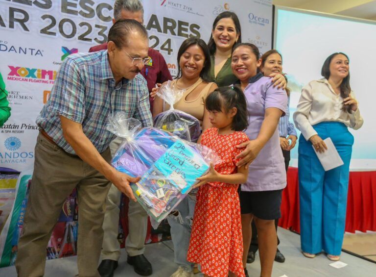 Entrega la CROC 40 mil 300 paquetes escolares en Quintana Roo