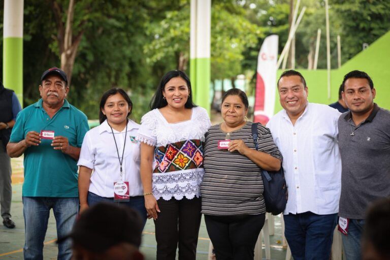 Entrega Blanca Merari tarjetas de la Unidad del Bienestar a beneficiarios de Puerto Morelos