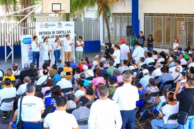 Lili Campos inauguró instalaciones de salud y entregó cartillas de salud municipal