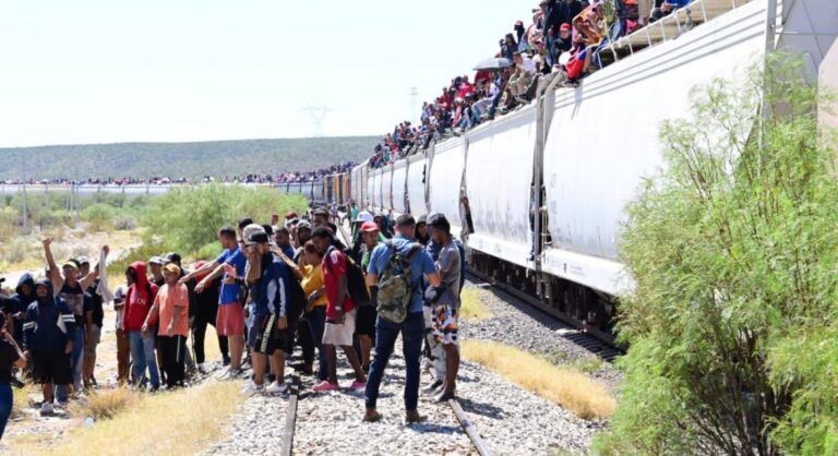 Detienen en Coahuila tren de carga que trasladaba casi 2 mil migrantes en techos