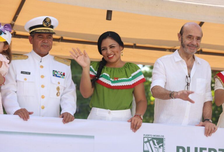 Entusiasta participación en los desfiles en Puerto Morelos y Leona Vicario