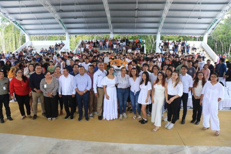 Lili Campos dio la bienvenida a alumnos de la Universidad Tecnológica Riviera Maya