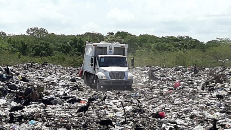 Interponen amparo colectivo para impedir que se tiren más desechos en el basurero a cielo abierto en Cancún