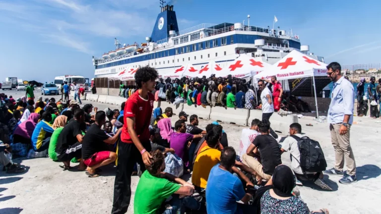 Ola de migrantes duplica población de isla italiana
