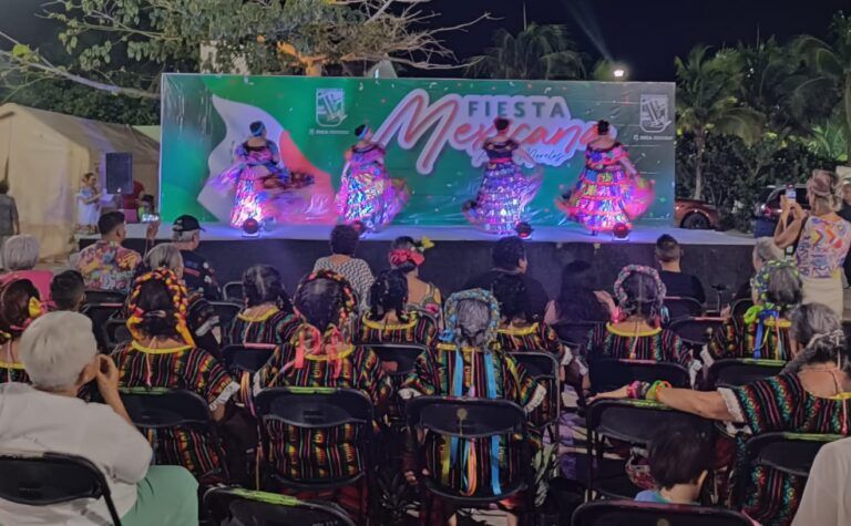 Cerró Puerto Morelos el mes patrio con una animada Fiesta Mexicana
