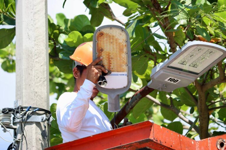 Continúa la renovación de la red de alumbrado en Puerto Morelos