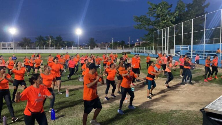 Puerto Aventuras celebra el Día Naranja bailando