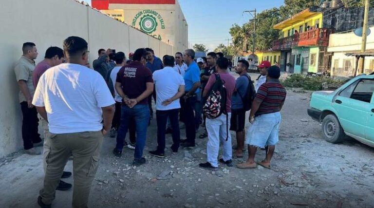 Protestan vecinos de la colonia irregular Santa Cecilia para exigir pavimentación