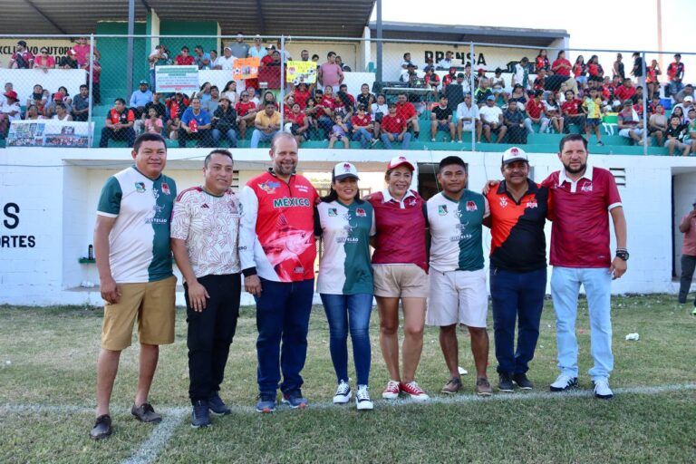 Asiste Blanca Merari el debut triunfal de Zorros Puerto Morelos