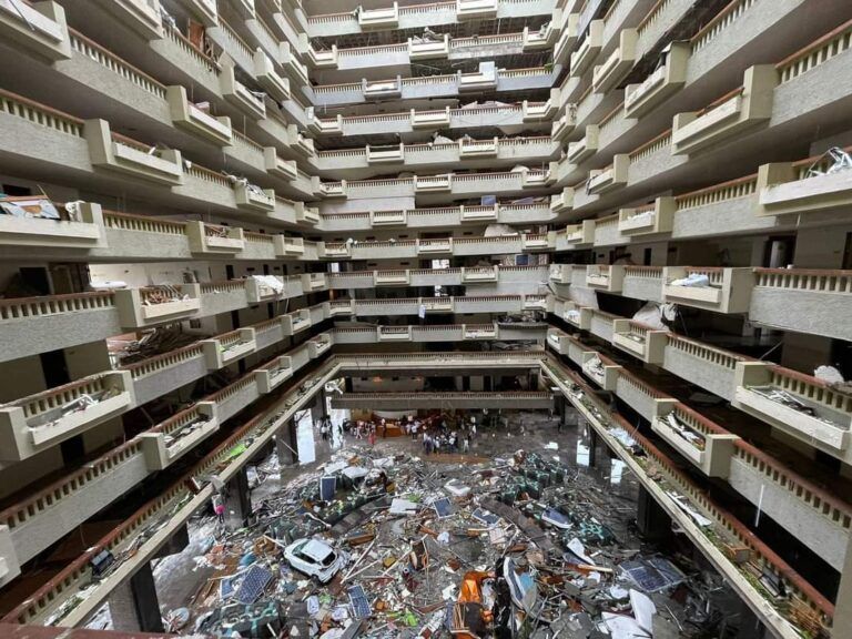 Acapulco, incomunicado por embate de huracán Otis, ciudadanos reportan graves afectaciones