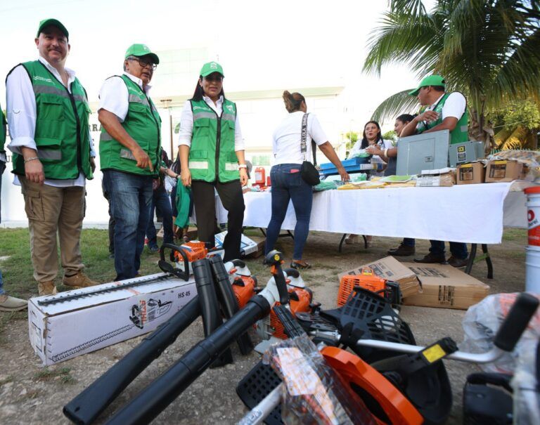 Entrega Blanca Merari equipamiento y uniformes a trabajadores de servicios públicos