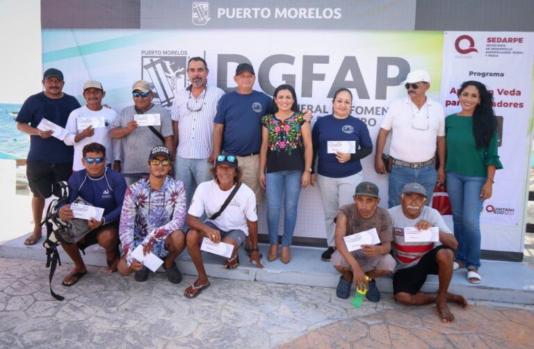 Entrega Blanca Merari tarjetas electrónicas del programa estatal “Apoyo en Veda” a pescadores de Puerto Morelos
