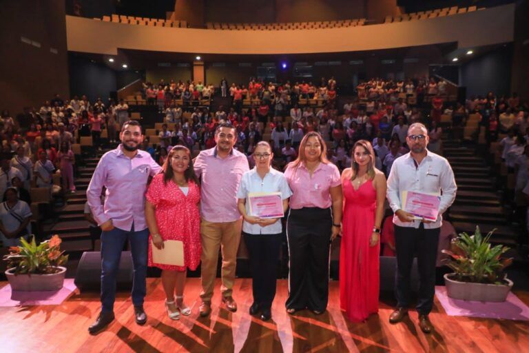 Realizan simposio “Tu lucha es mi lucha contra el cáncer de mama”