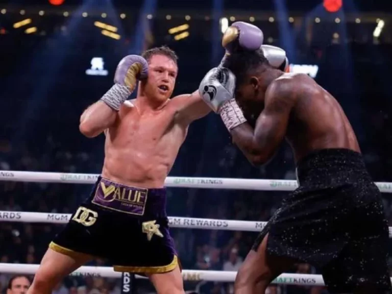 Canelo vence a Charlo y llega a 60 victorias