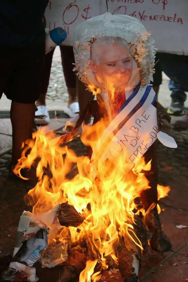 Migrantes queman piñatas de presidentes en protesta contra la cumbre migratoria