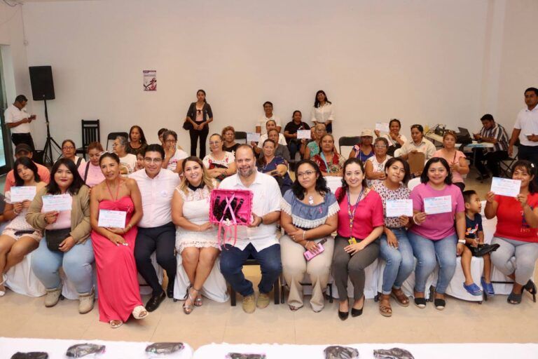 DIF Puerto Morelos entrega al CRIT Quintana Roo las trenzas que reunió para ser enviadas a la Fábrica de Pelucas Teletón