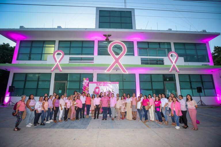 En Puerto Morelos realizan el encendido rosa del palacio municipal
