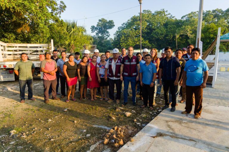 Diego Castañón inicia la construcción de un arco techo en Sahcabmucuy