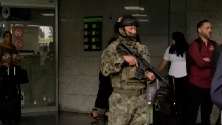 Se enfrentan taxistas y autoridades en el AICM