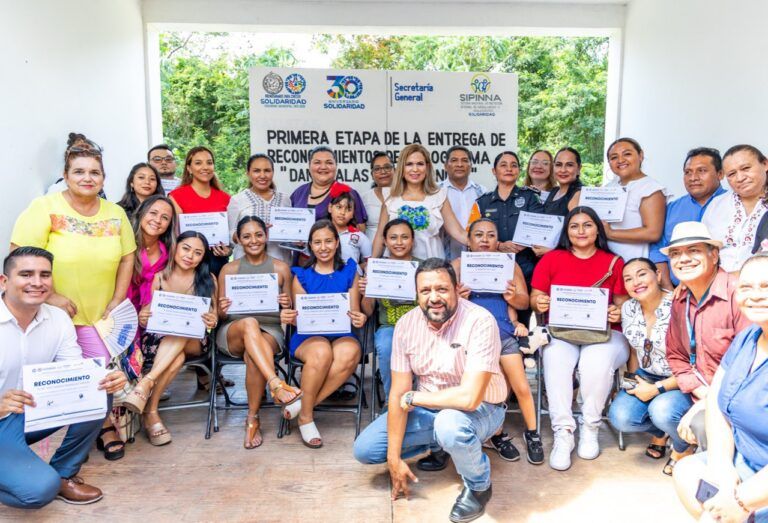 Entrega Lili Campos reconocimientos “Dando alas de ternura”