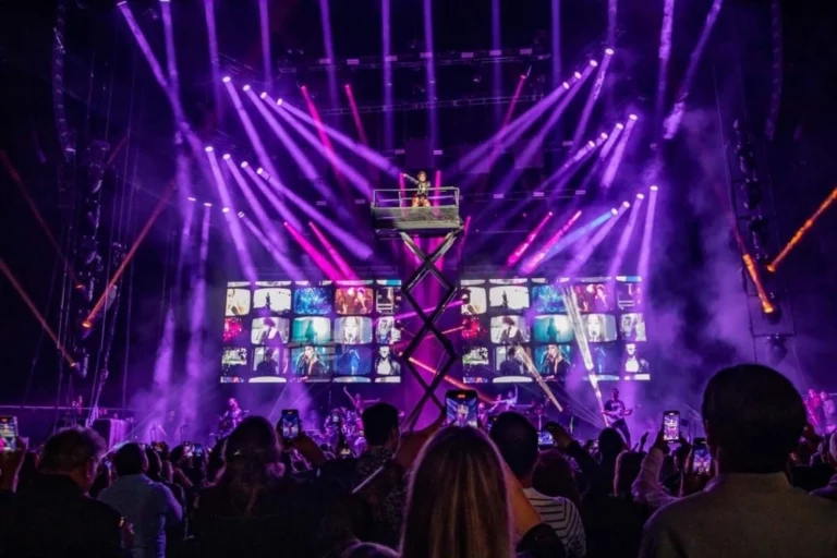 Celebra Alejandra Guzmán 35 años de “pasión por la música”