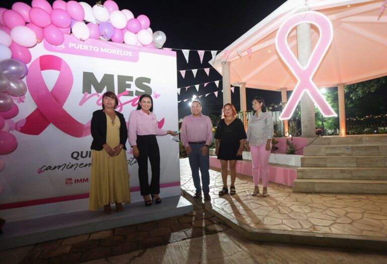 En el mes de la lucha contra el cáncer de mama, se ilumina de rosa el kiosco del parque de Leona Vicario