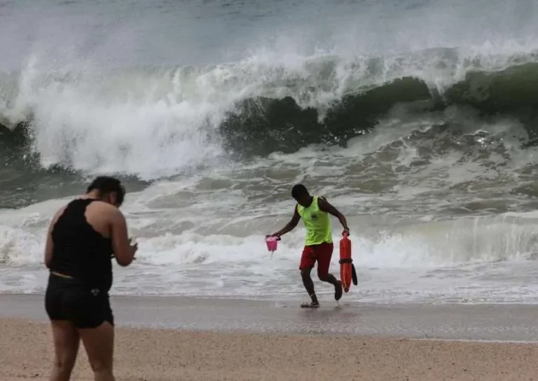 La tormenta “Pilar” causa lluvias torrenciales y oleaje en el sureste de México