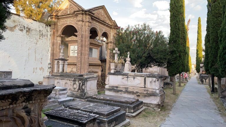 Los mexicanos prefieren cremación por economía