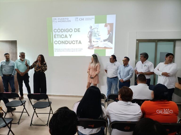 Servidores públicos de Puerto Morelos reciben los Códigos de Ética y Conducta del municipio