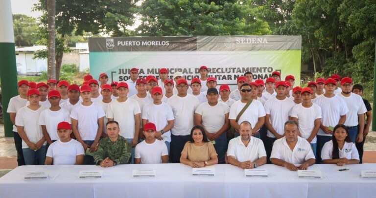Blanca Merari sella cartillas del Servicio Militar Nacional a jóvenes de Puerto Morelos