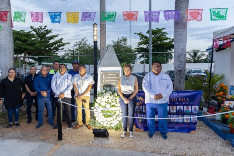 Levantan Monumento en Honor al personal de Servicios Públicos de Solidaridad fallecido