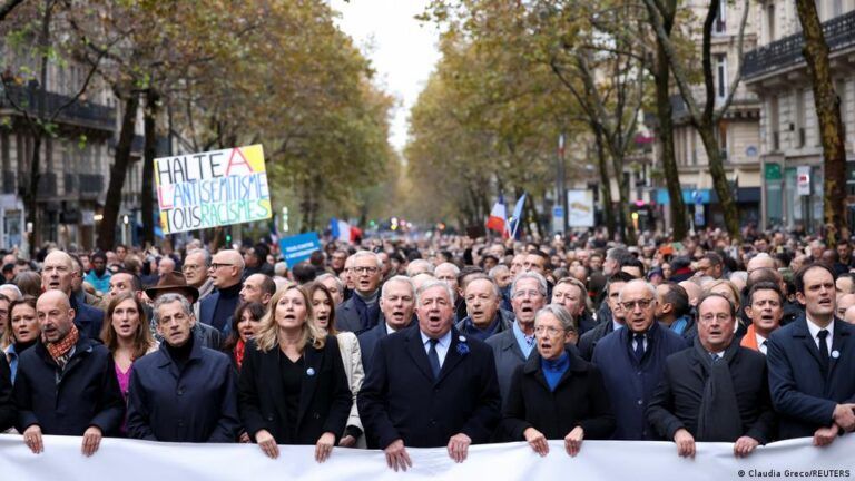 Más de 100.000 personas marchan en París contra el antisemitismo