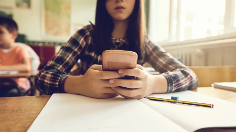 Alertan sobre tiempo de adolescentes en línea