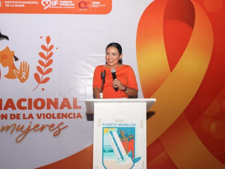 Enciende Blanca Merari la iluminación naranja del palacio municipal