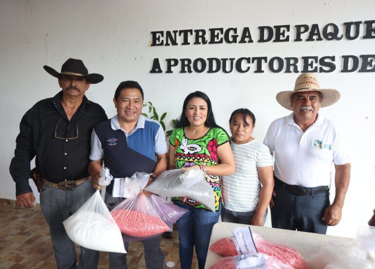 Entrega Blanca Merari paquetes agrícolas a productores de autoconsumo