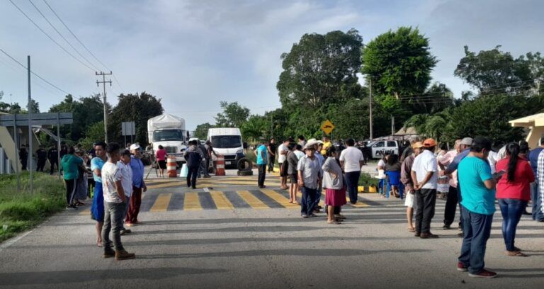 Comuneros bloquean carretera, exigen pago a AMLO
