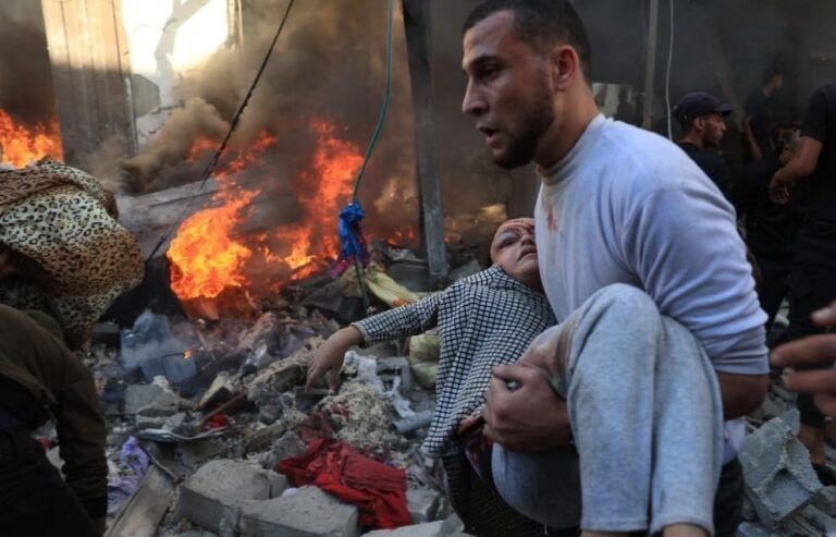 Israel bombardea campo de refugiados en Gaza; mueren 80