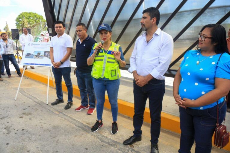 Lili Campos cumple su promesa e inaugura paradero en Villas del Sol