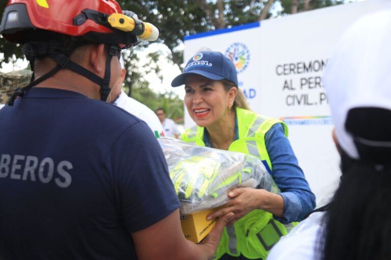 Elementos de Protección Civil de Solidaridad estrenan uniformes
